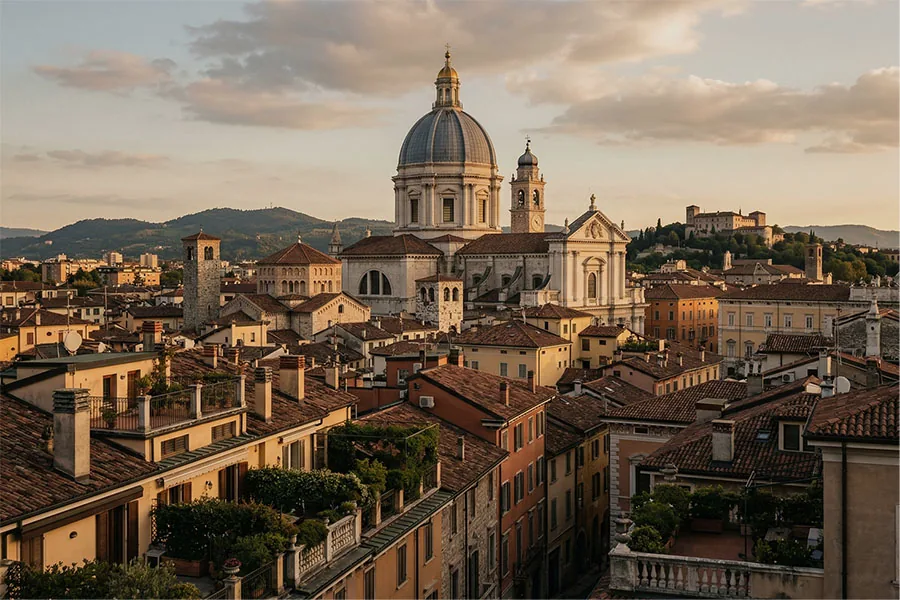 Brescia, il Duomo Nuovo e la città vecchia al tramonto, sede della 2ª semifinale di Festival inOltre